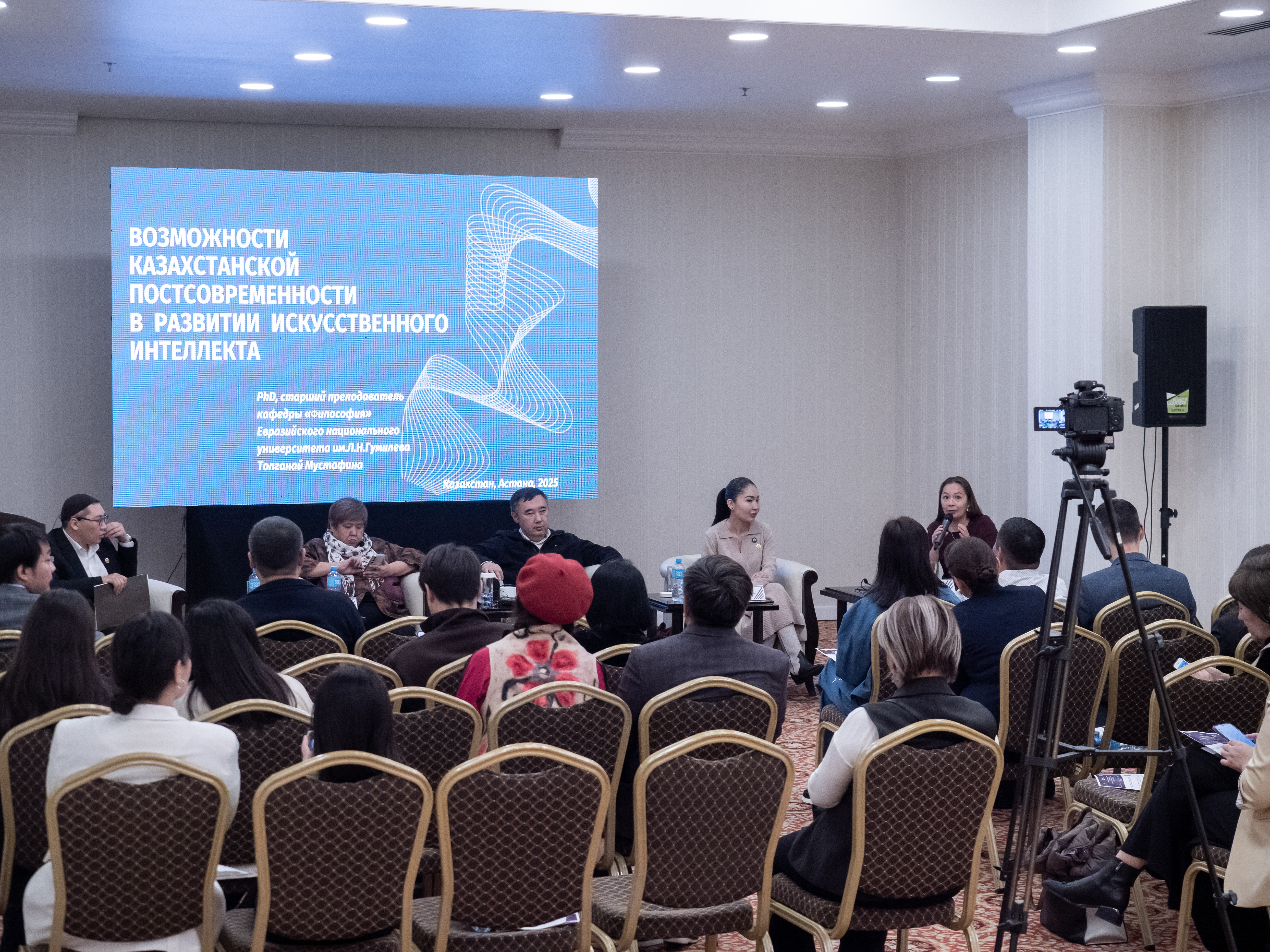 Пойызда бір қызды жаттықтырған